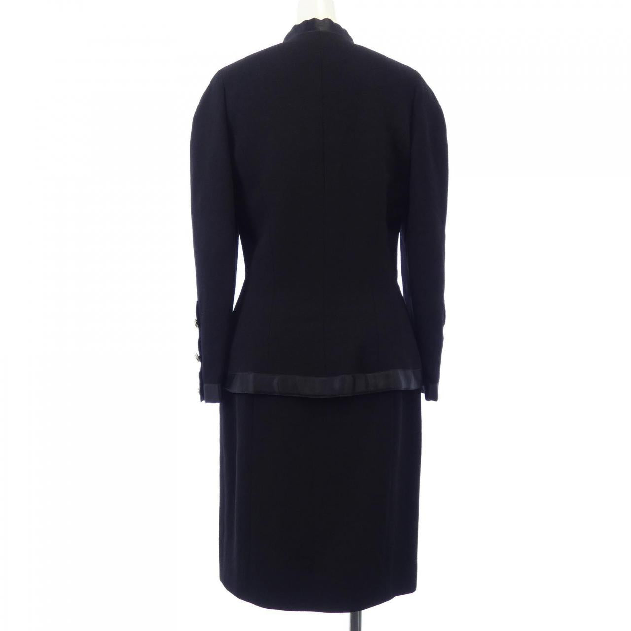 Chanel Suit Set - Image 2